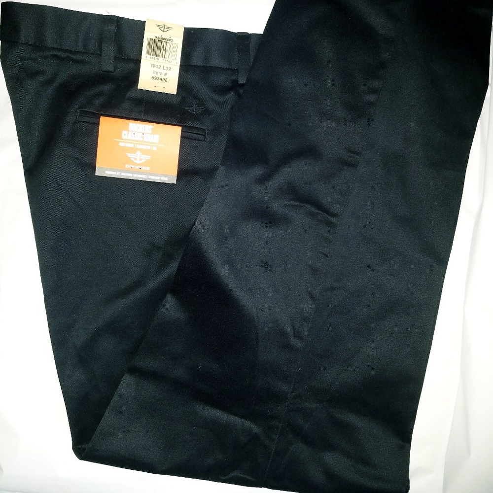 Dockers Men's 42X32 Black Classic Khaki
